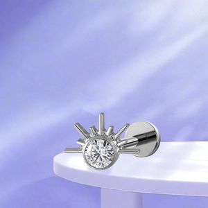 Detailopname van de F136 titanium labret piercing met sunburst design en glanzende steen
