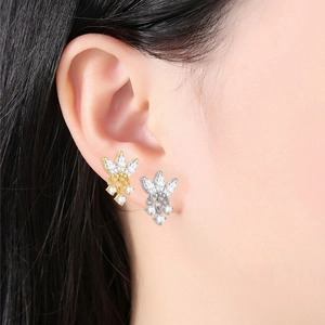 Detalle de pendientes de titanio con gemas marquesa y colgantes de circonita brillante