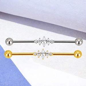Detailopname van F136 titanium industriële piercings met witte zirkonia bloemvormen