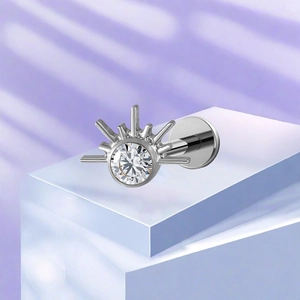 Detail van zilveren zonnestraal labret stud met interne schroefdraad en zirkoonsteen