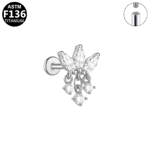 Detalle macro del piercing de titanio F136 con circonitas marquise y rosca interna