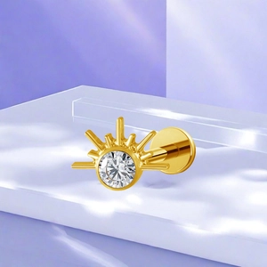 Detailopname van een gouden sunburst labretpiercing met een sprankelende ronde middensteen