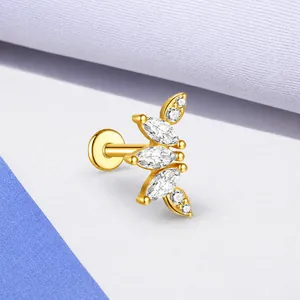 Detail van gouden F136 titanium maan-piercing met marquise zirkonia en platte achterkant