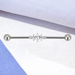 Macro-opname van zilveren industriële barbell met sprankelende marquise en zirkoon