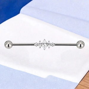 Detailopname van F136 titanium industriële barbell met vijf fonkelende marquise-zirkonia