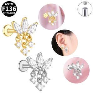 Detalle de piercing floral de titanio ASTM F136 con circonitas y rosca interna premium
