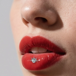 Detailopname van F136 titanium labret sieraad met zonnebloem design en kristal