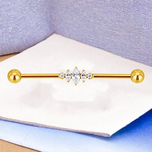 Macro-weergave van gouden industrial barbell met marquise-geslepen witte zirkoon bloem