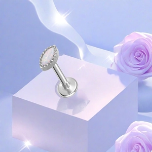 Macro-opname van F136 titanium labret-stud met ovale opaal en milgrain-randafwerking