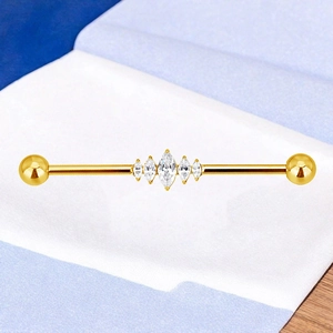 Macro-opname van de gouden industriële piercing met marquise geslepen zirkonia bloem