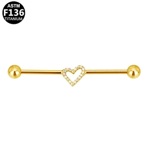 Λεπτομέρεια από χρυσό industrial piercing τιτανίου F136 με διάτρητη καρδιά και ζιργκόν