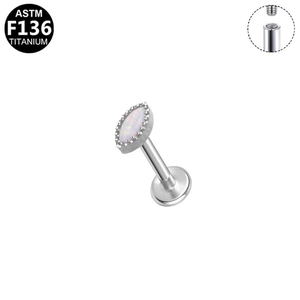 Macro-opname van marquise opaal labret van F136 titanium met interne schroefdraad