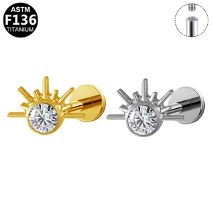 Detail van ASTM F136 titanium labret studs met sunburst design en heldere kristallen