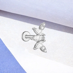 Macro-opname van zilveren titanium maanoorbel met marquise en ronde zirkonia steentjes