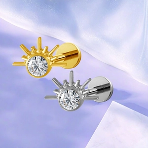 Detail van F136 titanium labret studs met zonnestralen en zirkonia in goud en zilver