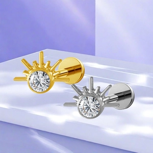 Macro-opname van titanium oorknopjes met zonnestraal-design en zirkonia-accenten