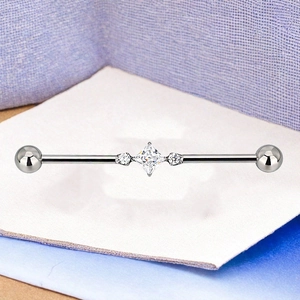 Λεπτομέρεια ενός industrial piercing αυτιού με τετράγωνο διαφανές ζιργκόν στο κέντρο