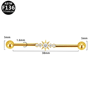 Detail van gouden F136 titanium industrial barbell met zirkoon zon en staafje van 38mm