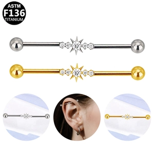 Detail van F136 titanium industriële piercing met zirkoonbloem en gedragen op het oormodel