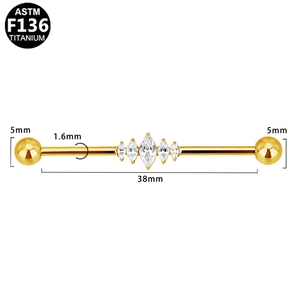 Macro-detail van gouden ASTM F136 titanium industriële piercing met marquise edelstenen