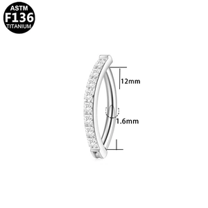 Detailansicht eines Bauchnabelpiercings aus F136 Titan mit neun quadratischen Zirkonia