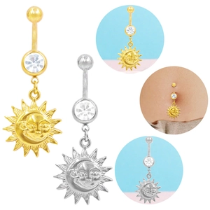 Détail macro de piercings de nombril soleil et lune en or et argent avec des strass
