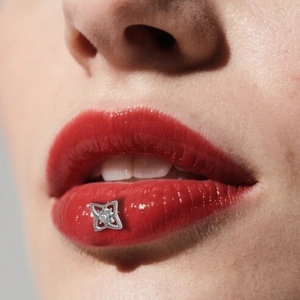 Macro-detail van F136 titanium labret-piercing met bloemvormig zirkoonontwerp op de lip