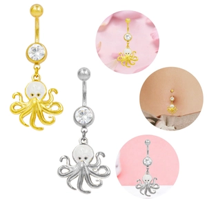 Détail macro de piercings de nombril poulpe en or et argent avec émail blanc