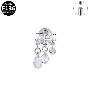 Detalle del piercing de titanio F136 con rosca interna y colgantes de circonita blanca