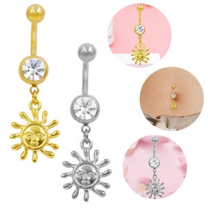 Détail macro du piercing de nombril en forme de soleil avec zircon clair et relief facial