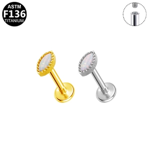 Macro-detail van F136 titanium labret met interne schroefdraad en marquise opaal