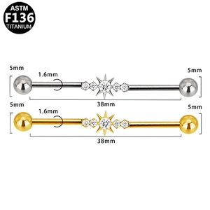 Detailopname van gouden en zilveren F136 titanium industrial barbells met sterontwerp