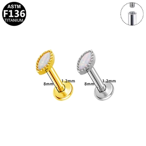 Gedetailleerde macro-opname van ASTM F136 titanium studs met marquise opaal inleg