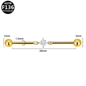 Λεπτομέρεια χρυσού F136 τιτανίου industrial piercing με διαφανείς τετράγωνους κρυστάλλους