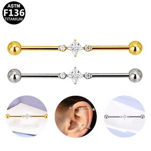 Λεπτομέρεια βιομηχανικού σκουλαρικιού από τιτάνιο ASTM F136 με τετράγωνες πέτρες ζιργκόν