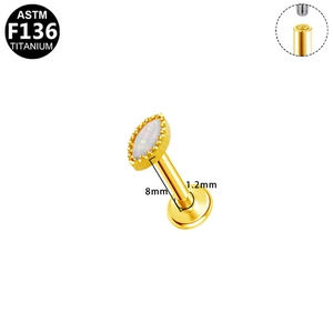 Macro-detail van F136 titanium piercing met marquise opaal en interne draad details