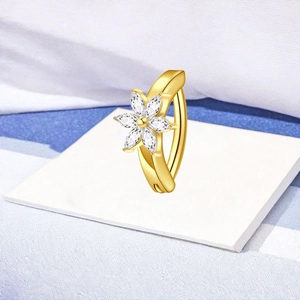 Nahaufnahme von F136 Titan Bauchnabelpiercing mit Goldblume und Zirkonia-Steinen