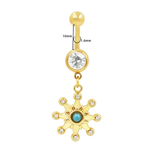 Détail du piercing de nombril doré avec pendentif soleil, turquoise et barre de 10mm