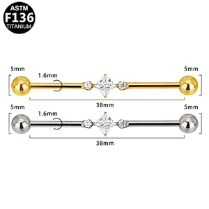 Λεπτομερής προβολή του F136 titanium industrial barbell με ζιργκόν κοπής princess