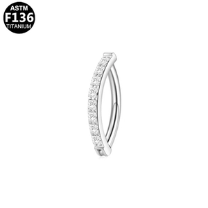 Detailansicht des F136 Titan-Bauchring mit quadratischen Zirkonia-Kristallen
