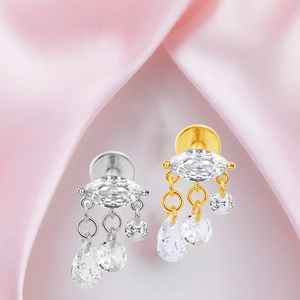 Detalle de pendientes de titanio F136 con borlas y circonitas en talla marquesa y gota