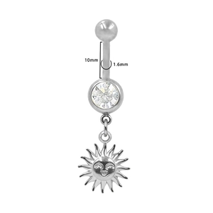 Détail du piercing de nombril soleil souriant avec tige de 10mm et zircone claire
