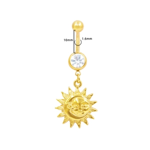 Détail macro du piercing nombril doré 10mm avec relief soleil lune et zircon brillant