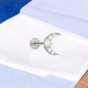 Macro-opname van F136 titanium maan-oorknopje met sprankelende zirkoon en opaalsteen