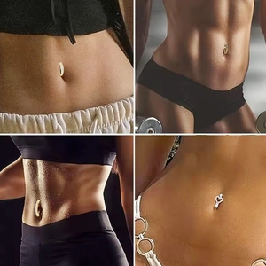 Detailansicht von F136 Titan Bauchnabelpiercings mit Zirkonia-Steinen und Herzanhängern