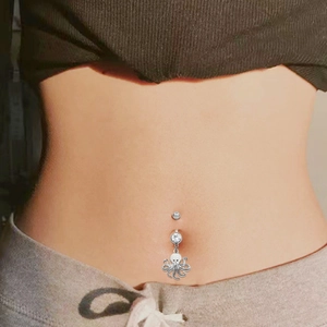 Gros plan d'un piercing de nombril poulpe argenté avec un zircon brillant
