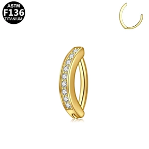 Makro-Detail des ASTM F136 Titan Gold Bauchpiercings mit funkelndem Zirkonia-Besatz