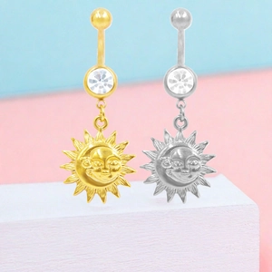 Vue symétrique des piercings de nombril soleil et lune en or et argent avec zircons