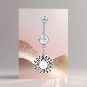 Détail du piercing de nombril en argent avec pendentif soleil, strass et perle blanche