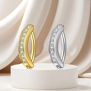 Detailaufnahme von polierten Bauchnabelpiercings in Silber und Gold mit Zirkonia
